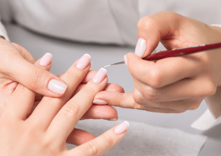 French Maniküre in Stuttgart für elegante und natürliche Fingernägel