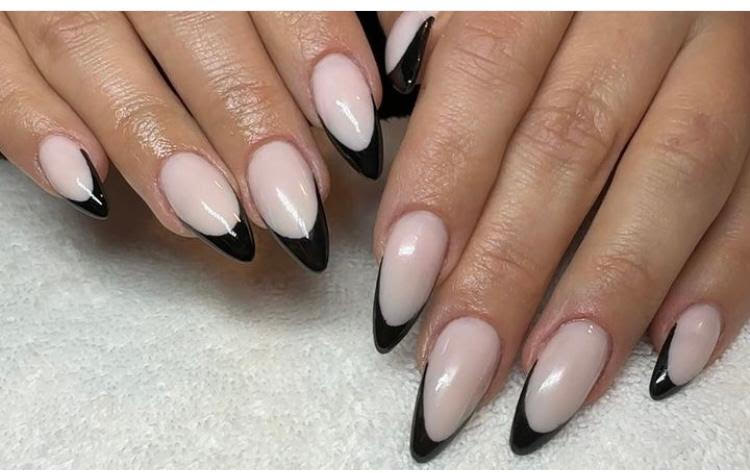  Dezentes Gel-Nageldesign im Nagelstudio House of Glam Stuttgart