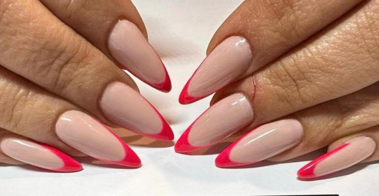 Acryl-Nägel in stilvollem Design im Nagelstudio Stuttgart Mitte