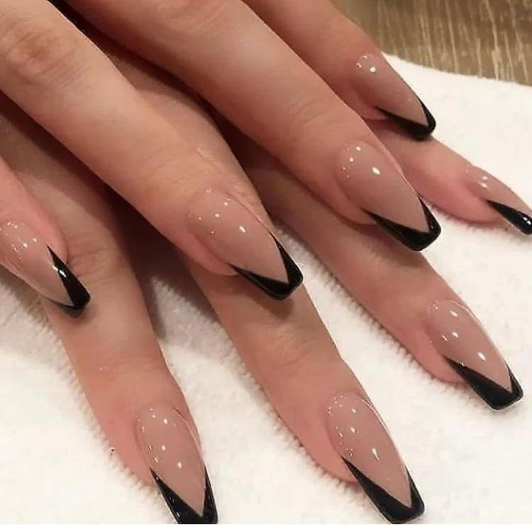 Elegante French Nails nach Neumodellage im Nagelstudio Stuttgart Mitte