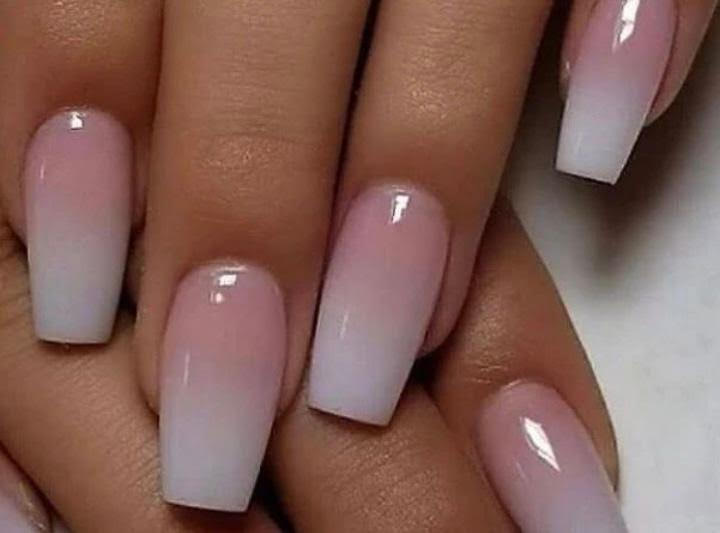 Modernes Nageldesign mit kreativen Farben im Nagelstudio Stuttgart