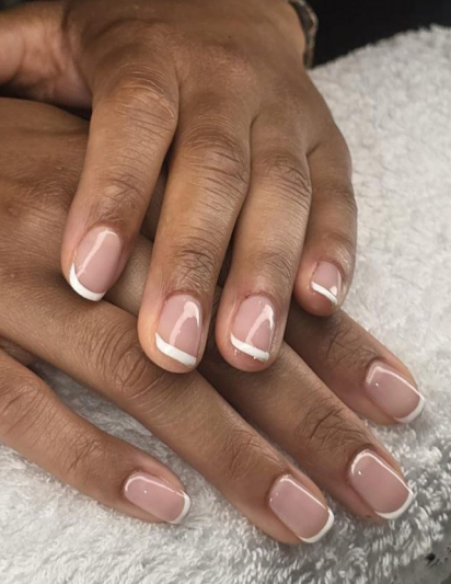 French Nails durch professionelle Maniküre in Stuttgart Mitte