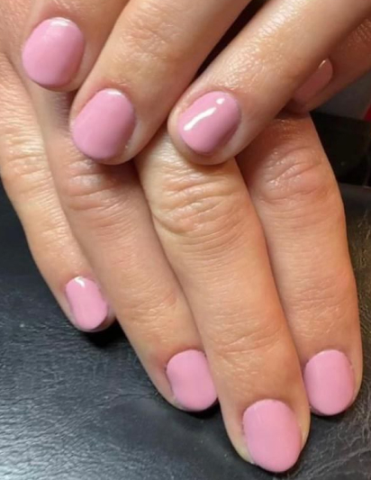 Lackierte Nägel nach professioneller Maniküre in Stuttgart