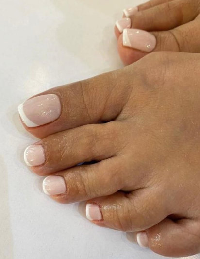 Fußpflege und Pediküre mit French Maniküre im Beauty Salon Stuttgart