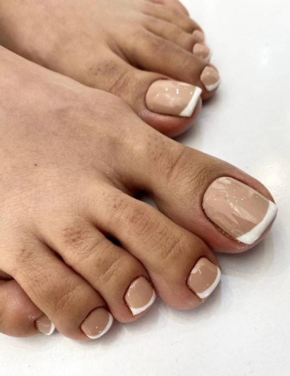 Shellac Pediküre mit glänzendem Finish im Kosmetikstudio Stuttgart Mitte