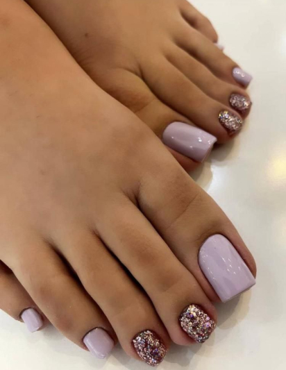 Entspannende Pediküre Behandlung mit French Nageldesign in Stuttgart